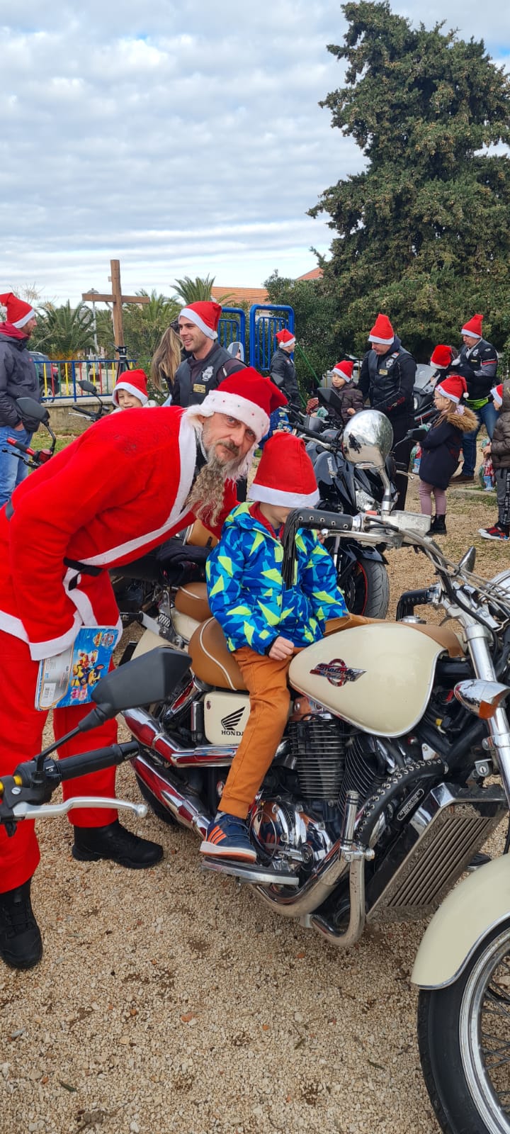 Bibinje: Moto mrazovi razveselili mališane Bibinje: Moto mrazovi razveselili mališane
