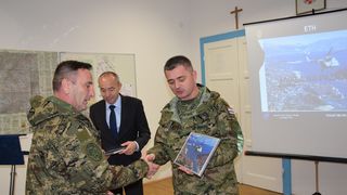 Ministar Krstičević posjetio eskadrilu transportnih helikoptera Ministar Krstičević posjetio eskadrilu transportnih helikoptera