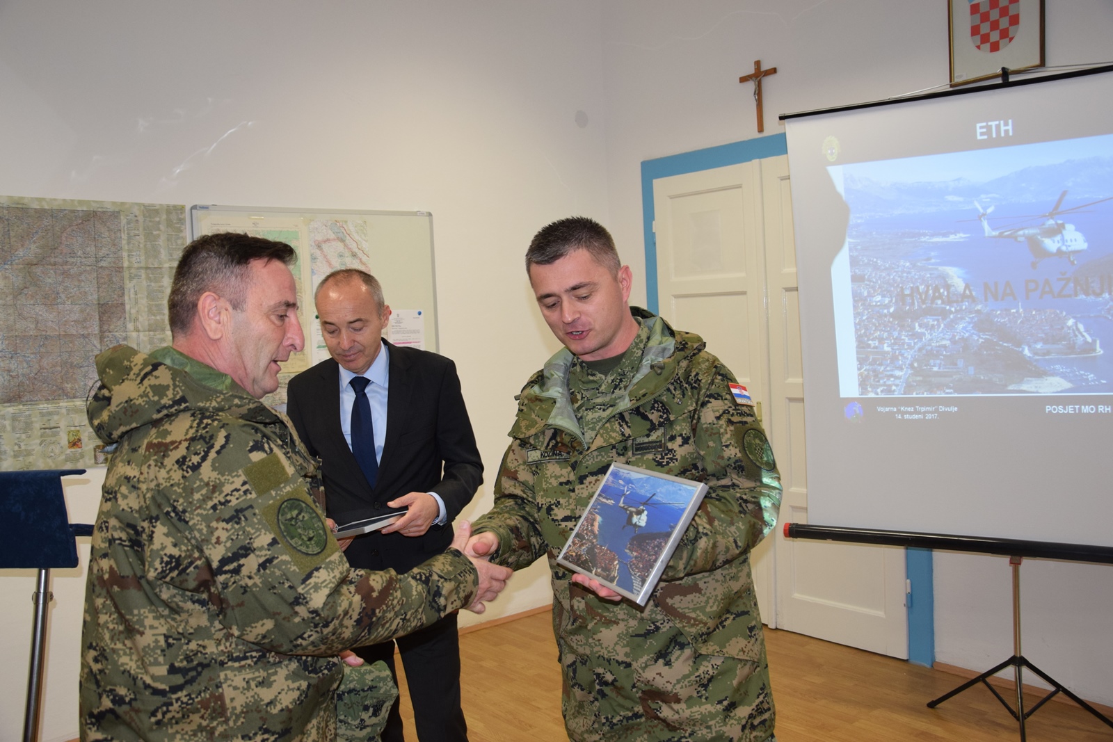 Ministar Krstičević posjetio eskadrilu transportnih helikoptera Ministar Krstičević posjetio eskadrilu transportnih helikoptera