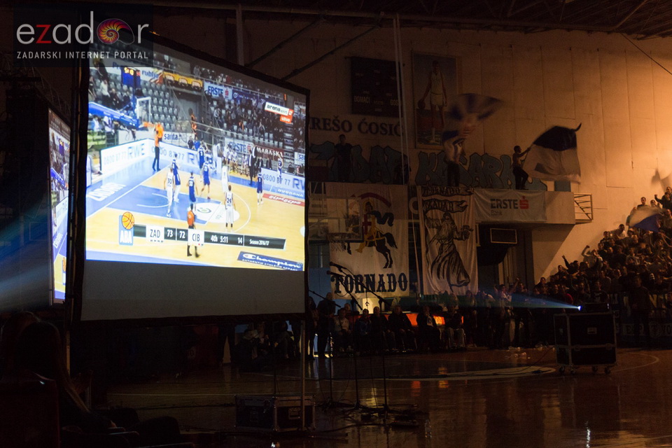 Humanitarno gledanje utakmice Zadar-Cibona (85-84) u Jazinama Humanitarno gledanje utakmice Zadar-Cibona (85-84) u Jazinama
