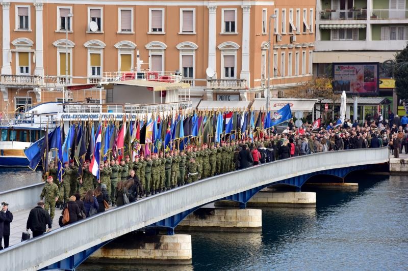 Svecanim postrojavanjem i mimohodom kroz grad postrojbi sudionica obiljezena je 22. obljetnica vojno-redarstvene akcije Maslenica. Photo: Dino Stanin/PIXSELL Svecanim postrojavanjem i mimohodom kroz grad postrojbi sudionica obiljezena je 22. obljetnica vojno-redarstvene akcije Maslenica. Photo: Dino Stanin/PIXSELL