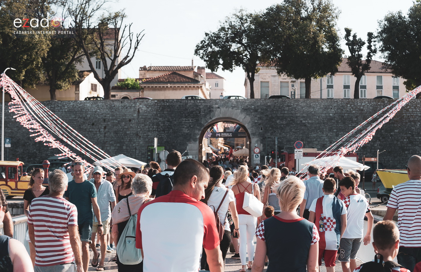 Zadar priredio čudesan doček svojim Vatrenim herojima (1)