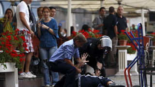 Temisvar, Rumunjska, 011009.
Na jednom od gradskih trgova doslo je do sukoba izmedju navijaca Dinama i rumunjskih navijaca pred utakmicu Temisvar – Dinamo. Policija je nerede vrlo brzo ugusila.
Foto: CROPIX Temisvar, Rumunjska, 011009.
Na jednom od gradskih trgova doslo je do sukoba izmedju navijaca Dinama i rumunjskih navijaca pred utakmicu Temisvar – Dinamo. Policija je nerede vrlo brzo ugusila.
Foto: CROPIX