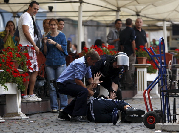Temisvar, Rumunjska, 011009.
Na jednom od gradskih trgova doslo je do sukoba izmedju navijaca Dinama i rumunjskih navijaca pred utakmicu Temisvar – Dinamo. Policija je nerede vrlo brzo ugusila.
Foto: CROPIX Temisvar, Rumunjska, 011009.
Na jednom od gradskih trgova doslo je do sukoba izmedju navijaca Dinama i rumunjskih navijaca pred utakmicu Temisvar – Dinamo. Policija je nerede vrlo brzo ugusila.
Foto: CROPIX