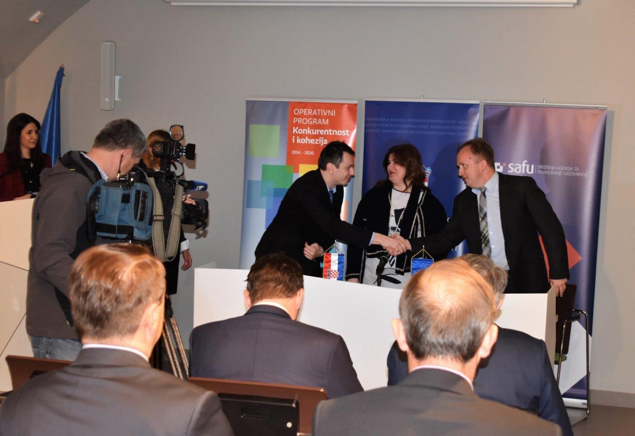 Potpisivanje ugovora u prezentacijskom centru “Podzemni grad Paklenice” NP Paklenica Potpisivanje ugovora u prezentacijskom centru “Podzemni grad Paklenice” NP Paklenica