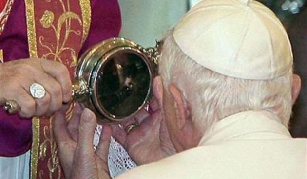 Papa pored krvi Sv. Gennara (Foto: Reuters)