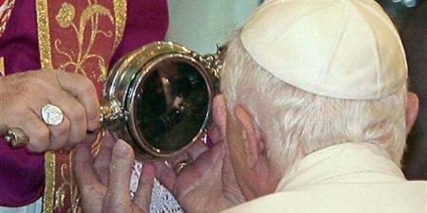 Papa pored krvi Sv. Gennara (Foto: Reuters) Papa pored krvi Sv. Gennara (Foto: Reuters)