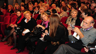 Zadar, 12.11.2012. snimio: Nenad Marčev
SATIRIČKO KAZALIŠTE KEREMPUH
Jean Poiret:
Krletka, komedija
redatelj: Krešimir Dolenčić
igraju: Ž. Königsknecht, H. Kečkeš, M. Mirković,
I. Đuričić, L. Petrušić, B. Perić, V. Čokljat,
M. Posavec Zadar, 12.11.2012. snimio: Nenad Marčev
SATIRIČKO KAZALIŠTE KEREMPUH
Jean Poiret:
Krletka, komedija
redatelj: Krešimir Dolenčić
igraju: Ž. Königsknecht, H. Kečkeš, M. Mirković,
I. Đuričić, L. Petrušić, B. Perić, V. Čokljat,
M. Posavec