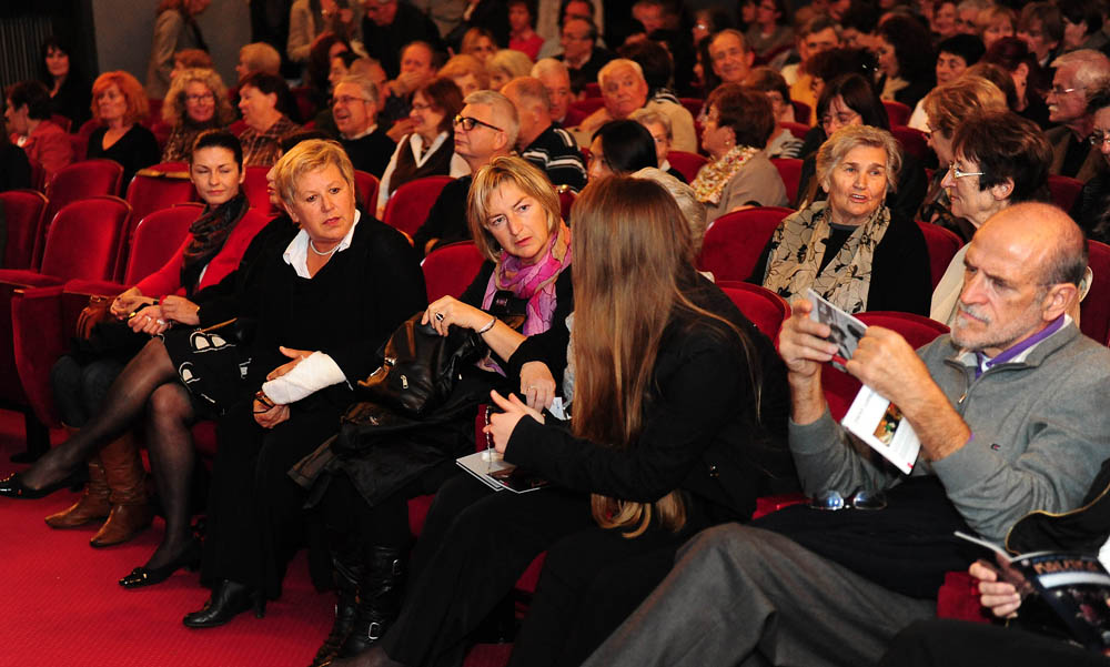 Zadar, 12.11.2012. snimio: Nenad Marčev
SATIRIČKO KAZALIŠTE KEREMPUH
Jean Poiret:
Krletka, komedija
redatelj: Krešimir Dolenčić
igraju: Ž. Königsknecht, H. Kečkeš, M. Mirković,
I. Đuričić, L. Petrušić, B. Perić, V. Čokljat,
M. Posavec Zadar, 12.11.2012. snimio: Nenad Marčev
SATIRIČKO KAZALIŠTE KEREMPUH
Jean Poiret:
Krletka, komedija
redatelj: Krešimir Dolenčić
igraju: Ž. Königsknecht, H. Kečkeš, M. Mirković,
I. Đuričić, L. Petrušić, B. Perić, V. Čokljat,
M. Posavec