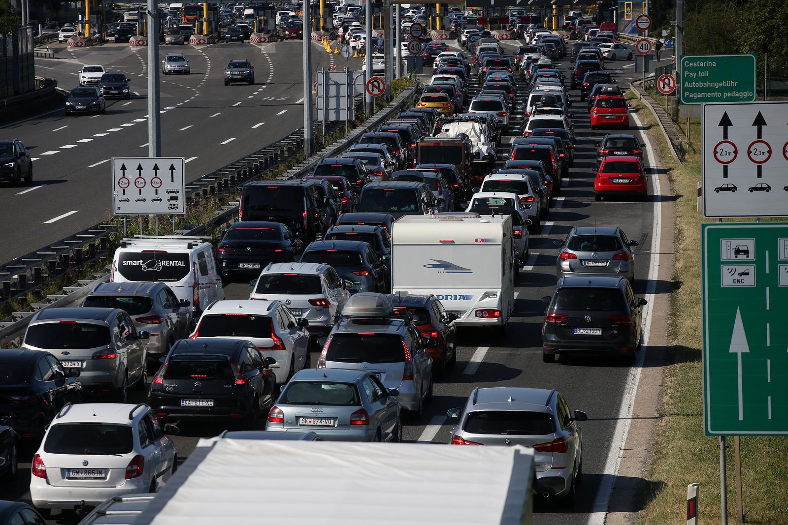 Gužve na naplatnim kućicama Lučko u smjeru mora