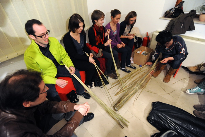 Zadar, 110313
Vjestina pletenja boca cuvenog zadarskog likera “Maraschino” ide u svijet: tri dana pletenje boca ce u Narodnom muzeju uciti studenti koji su u Zadar dosli iz Spanjolske, Poljske, Ceske, Latvije, Slovenije i Njemacke. Danas je bio prvi dan t