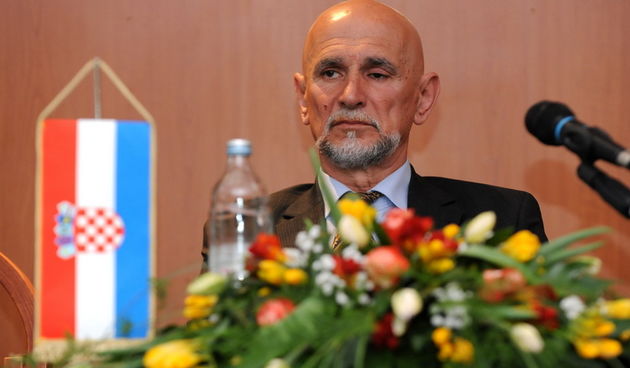 Zadar, 050411.
Zvonko Busic koji ce predvoditi izbornu listu HSP-a Ante Starcevic za 9. izbornu jedinicu veceras je u Hotelu Kolovare predstavio svoju knjigu ” Kronika Povratka ” na promociji su osim autora Zvonka Busica sudjelovali i predstavljaci knjige