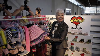 Zagreb, 300911.
Sajam mode Fashion.hr, koji je na Zagrebackom velesajmu okupio 90 izlagaca iz Hrvatske i 29 iz regije, otvorila je predsjednica Vlade RH Jadranka Kosor. 
Na slici: premijerka Kosor razgledava sajam.
Foto: Dragan Matic / Cropix