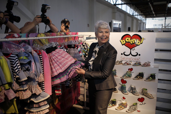 Zagreb, 300911.
Sajam mode Fashion.hr, koji je na Zagrebackom velesajmu okupio 90 izlagaca iz Hrvatske i 29 iz regije, otvorila je predsjednica Vlade RH Jadranka Kosor. 
Na slici: premijerka Kosor razgledava sajam.
Foto: Dragan Matic / Cropix