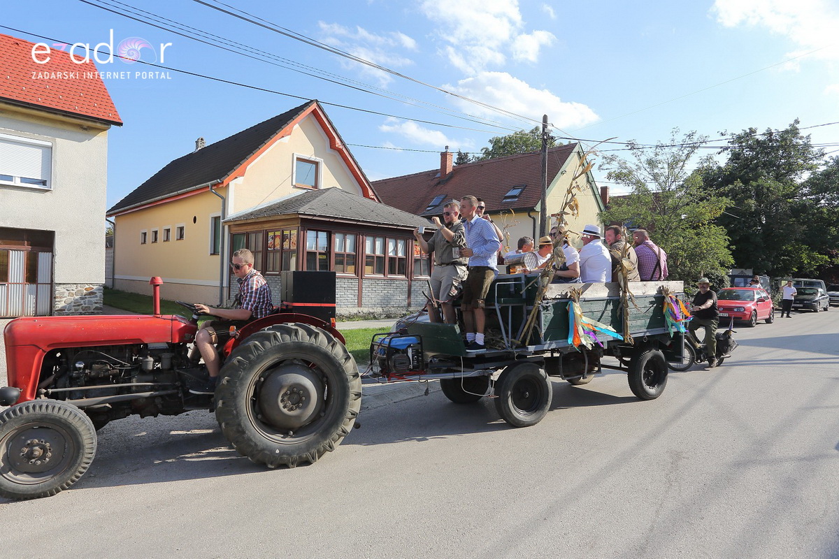 Bibinjci gradišćanskim Hrvatima darovali 1.82 metara visok kip sv. Roka Bibinjci gradišćanskim Hrvatima darovali 1.82 metara visok kip sv. Roka
