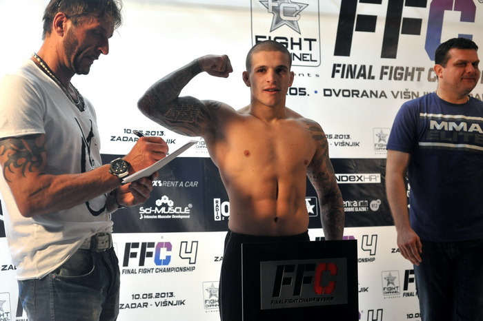 Zadar, 090513.
Sluzbeno vaganje sudionika za borilacki spektakl FFC 04 koji se sutra odrzava u dvorani na Visnjiku.
Na slici: Vaso Bakocevic.
Foto: Luka Gerlanc / CROPIX Zadar, 090513.
Sluzbeno vaganje sudionika za borilacki spektakl FFC 04 koji se sutra odrzava u dvorani na Visnjiku.
Na slici: Vaso Bakocevic.
Foto: Luka Gerlanc / CROPIX