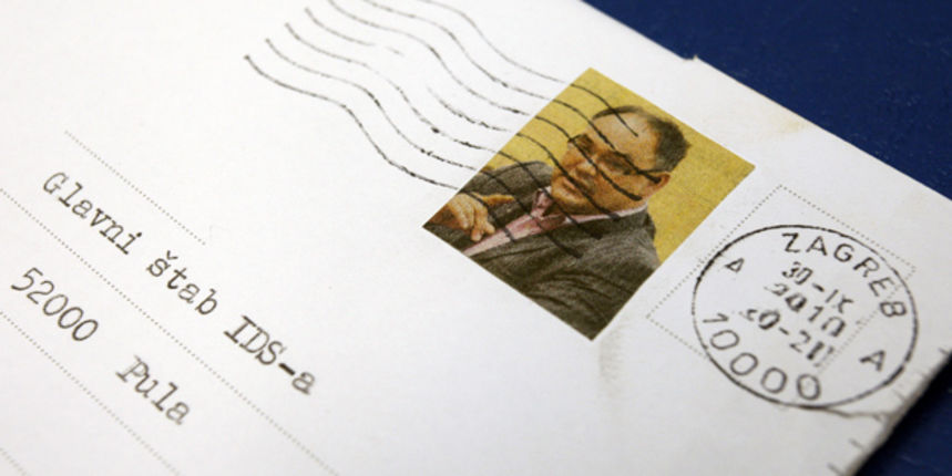 Pula, 021110. Kajinu je posom stiglo pismo od jednog simpatizera s njegovom slikicom mjesto postanske marke.Ima i pecat. Foto: Goran Sebelic / CROPIX Pula, 021110. Kajinu je posom stiglo pismo od jednog simpatizera s njegovom slikicom mjesto postanske marke.Ima i pecat. Foto: Goran Sebelic / CROPIX