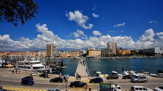 Skitnja gradom by Roberto Lerga