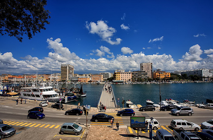 Skitnja gradom by Roberto Lerga