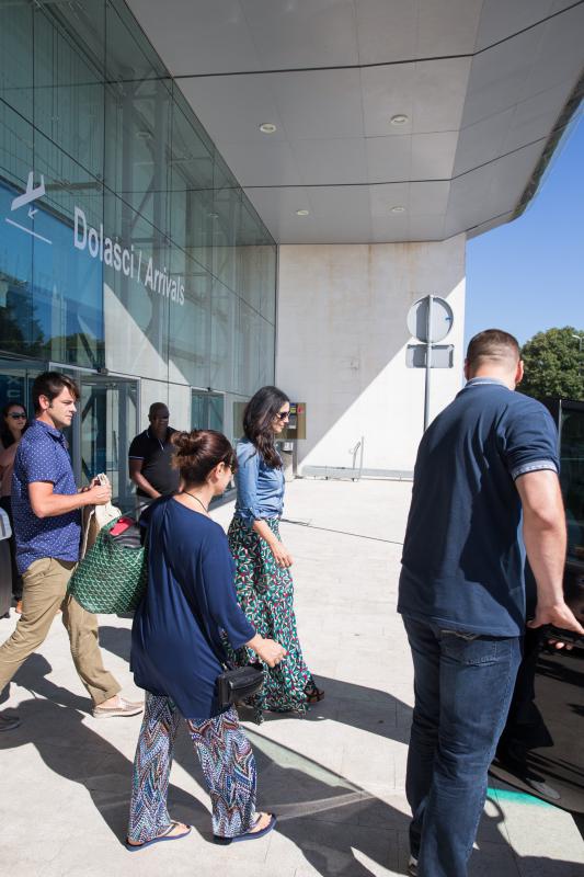 Slavna glumica Monica Bellucci sletjela je u Zracnu luku Dubrovnik letom Easy Jeta iz Pariza. Photo: Grgo Jelavic/PIXSELL Slavna glumica Monica Bellucci sletjela je u Zracnu luku Dubrovnik letom Easy Jeta iz Pariza. Photo: Grgo Jelavic/PIXSELL