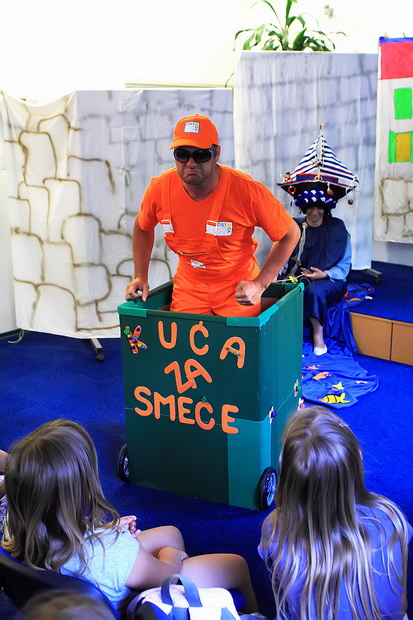 U Gradskoj knjižnici roditelji djece vrtića “Jadran” odigrali su predstavu “Kuća za smeće”, Foto. Roberto Lerga U Gradskoj knjižnici roditelji djece vrtića “Jadran” odigrali su predstavu “Kuća za smeće”, Foto. Roberto Lerga