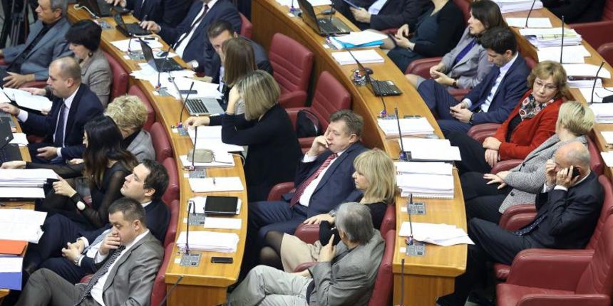 13.11.2013., Zagreb – Usvajanjem dnevnog reda i aktualnim prijepodnevom Sabor je poceo 10. sjednicu. Photo: Patrik Macek/PIXSELL Autor Patrik Macek/PIXSELL KLJUČNE RIJEČI Hrvatski sabor, sjednica, aktualno prijepodne, Sabor , zoran milanovic 13.11.2013., Zagreb – Usvajanjem dnevnog reda i aktualnim prijepodnevom Sabor je poceo 10. sjednicu. Photo: Patrik Macek/PIXSELL Autor Patrik Macek/PIXSELL KLJUČNE RIJEČI Hrvatski sabor, sjednica, aktualno prijepodne, Sabor , zoran milanovic