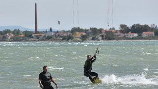 Jaka bura pružila je prigodu nekolicini kitesurfera da pokažu svoje umjeće na ninskoj plaži.  Photo: Dino Stanin/PIXSELL