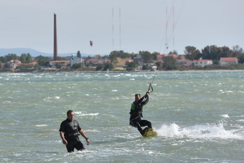 Jaka bura pružila je prigodu nekolicini kitesurfera da pokažu svoje umjeće na ninskoj plaži.  Photo: Dino Stanin/PIXSELL