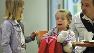 Zagreb, 250912.
Zracna luka Zagreb.
Jutros je iz zagrebacke zracne luke s roditeljima otputovala djevojcica Stephanie Milda (5), koja boluje od teske malformacije mozga.
Za operaciju u Chicagu humanitarnim akcijama i dobrovoljnim prilozima prikupljeno je