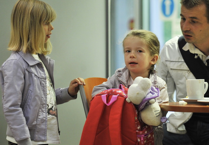 Zagreb, 250912.
Zracna luka Zagreb.
Jutros je iz zagrebacke zracne luke s roditeljima otputovala djevojcica Stephanie Milda (5), koja boluje od teske malformacije mozga.
Za operaciju u Chicagu humanitarnim akcijama i dobrovoljnim prilozima prikupljeno je