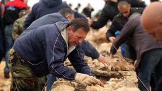 Skabrnja, 230313.
Na Razovljevoj glavici u Skabrnji, uz put koji ce prolaziti uokolo buducega Memorijalnog centra, jutros je izgradjen kriz u suhozidu. U gradnji kriza dimenzija 24 puta 15 metara, visine 80 centimetara te sirine jednog metra sudjelovalo j Skabrnja, 230313.
Na Razovljevoj glavici u Skabrnji, uz put koji ce prolaziti uokolo buducega Memorijalnog centra, jutros je izgradjen kriz u suhozidu. U gradnji kriza dimenzija 24 puta 15 metara, visine 80 centimetara te sirine jednog metra sudjelovalo j