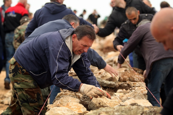 Skabrnja, 230313.
Na Razovljevoj glavici u Skabrnji, uz put koji ce prolaziti uokolo buducega Memorijalnog centra, jutros je izgradjen kriz u suhozidu. U gradnji kriza dimenzija 24 puta 15 metara, visine 80 centimetara te sirine jednog metra sudjelovalo j Skabrnja, 230313.
Na Razovljevoj glavici u Skabrnji, uz put koji ce prolaziti uokolo buducega Memorijalnog centra, jutros je izgradjen kriz u suhozidu. U gradnji kriza dimenzija 24 puta 15 metara, visine 80 centimetara te sirine jednog metra sudjelovalo j