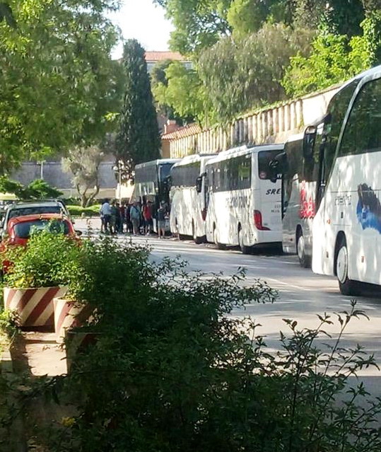 Svakodnevne situacije zadarskom na poluotoku: prometne nevolje zbog lošeg rješenja ukrcajno/iskrcajnih mjesta za turističke autobuse