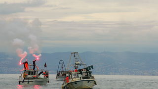 Umag, Savudrija, 071109.
Ribarski konvoj organiziran zbog protivljenja arbitraznom sporazumu sa Slovenijom smatrajuci da bi njegovom primjenom Hrvatska mogla ostati bez dijela svog teritorijalnog mora juznije od crte sredine Savudrijske vale. Prosvjedoval Umag, Savudrija, 071109.
Ribarski konvoj organiziran zbog protivljenja arbitraznom sporazumu sa Slovenijom smatrajuci da bi njegovom primjenom Hrvatska mogla ostati bez dijela svog teritorijalnog mora juznije od crte sredine Savudrijske vale. Prosvjedoval