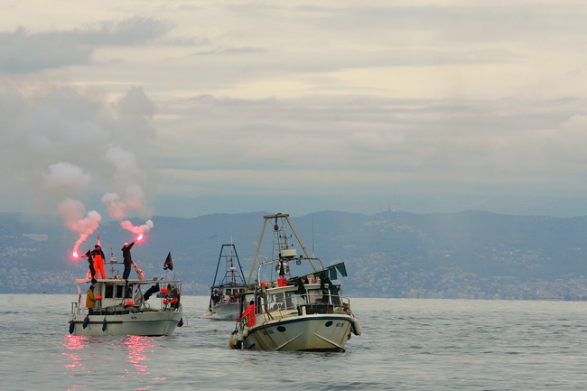 Umag, Savudrija, 071109.
Ribarski konvoj organiziran zbog protivljenja arbitraznom sporazumu sa Slovenijom smatrajuci da bi njegovom primjenom Hrvatska mogla ostati bez dijela svog teritorijalnog mora juznije od crte sredine Savudrijske vale. Prosvjedoval Umag, Savudrija, 071109.
Ribarski konvoj organiziran zbog protivljenja arbitraznom sporazumu sa Slovenijom smatrajuci da bi njegovom primjenom Hrvatska mogla ostati bez dijela svog teritorijalnog mora juznije od crte sredine Savudrijske vale. Prosvjedoval