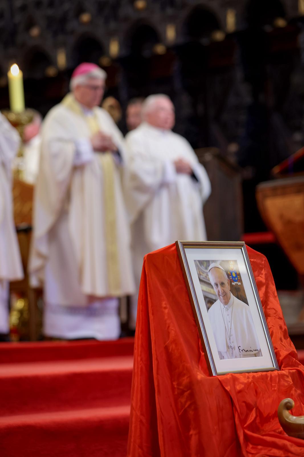 Nadbiskup Milan Zgrablić predvodio misu zadušnicu za Papu Franju Nadbiskup Milan Zgrablić predvodio misu zadušnicu za Papu Franju