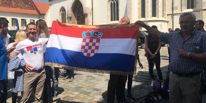 Inicijativa ‘Narod odlučuje’ slavi pred Saborom: ‘Prikupili smo potpise, ovo je festival demokracije’ Inicijativa ‘Narod odlučuje’ slavi pred Saborom: ‘Prikupili smo potpise, ovo je festival demokracije’