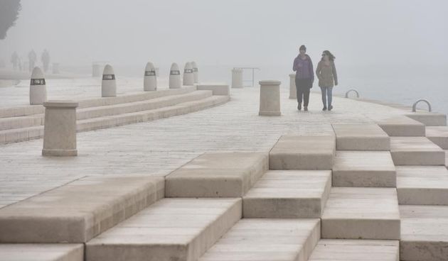 Zadar već treći dan okovan gustom maglom. Foto: Dino Stanin/Pixsell