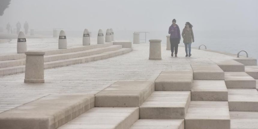 Zadar već treći dan okovan gustom maglom. Foto: Dino Stanin/Pixsell
