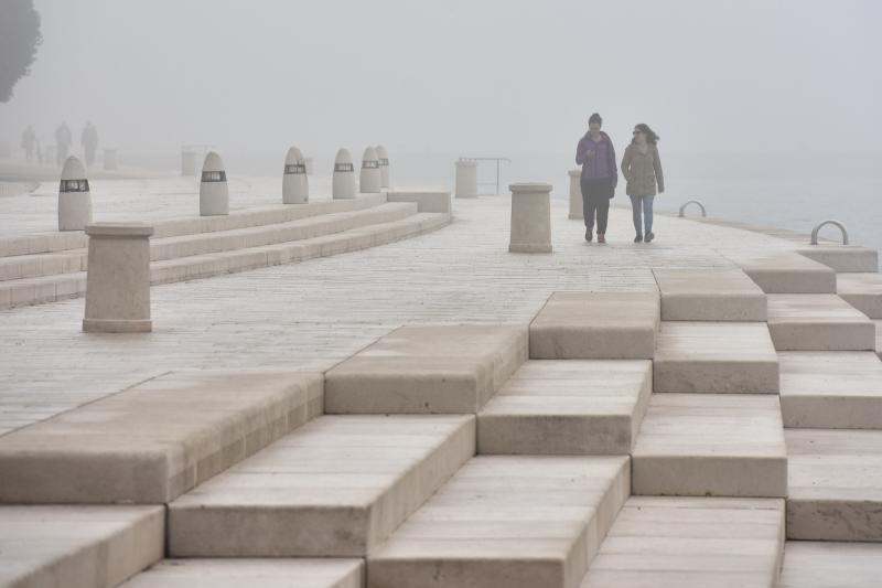 Zadar već treći dan okovan gustom maglom. Foto: Dino Stanin/Pixsell