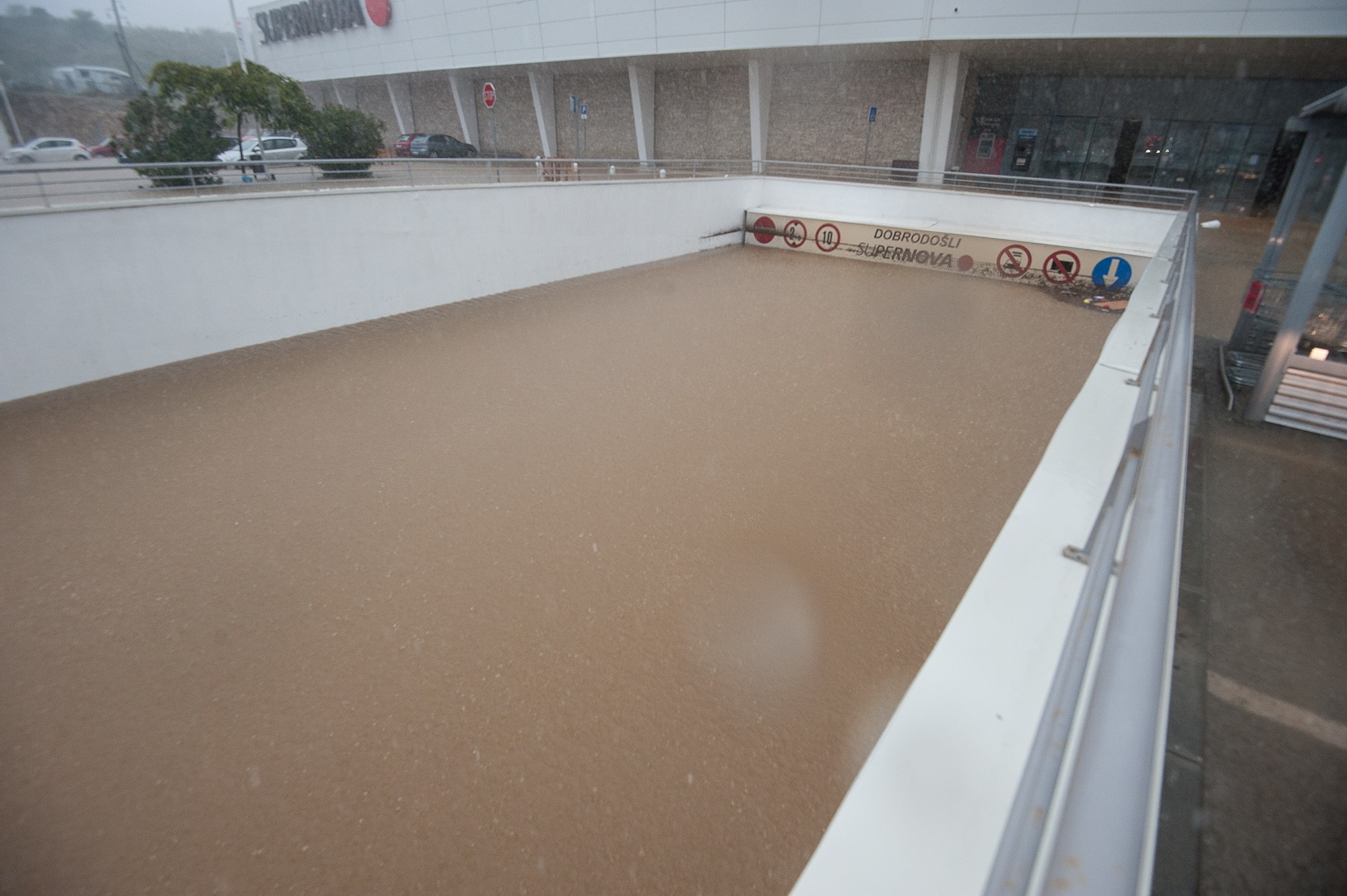 Poplavljen ulaz u garažu Supernove