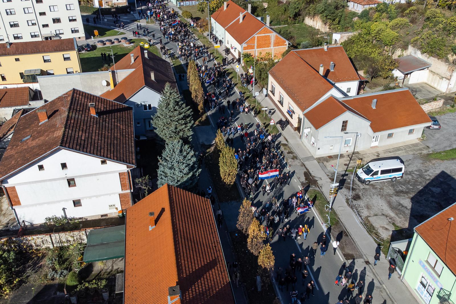Vukovar: Kolona sjećanja iz zraka Vukovar: Kolona sjećanja iz zraka