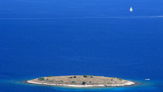 Dugi otok, 260609.
Dugi otok je jedva 1,5 sat udaljen od Zadra, jedan je od skrivenih Jadransih bisera. Sa raznolikom prirodom i plazama, cistim morem, on je namjenjen gostima koji vise cijene prirodu od zabave.
Na slici: Dugi otok – sjeverna strana.
Foto