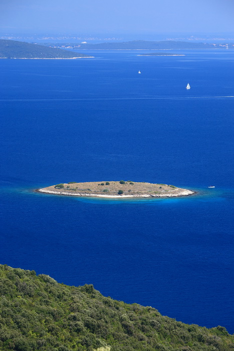 Dugi otok, 260609.
Dugi otok je jedva 1,5 sat udaljen od Zadra, jedan je od skrivenih Jadransih bisera. Sa raznolikom prirodom i plazama, cistim morem, on je namjenjen gostima koji vise cijene prirodu od zabave.
Na slici: Dugi otok – sjeverna strana.
Foto