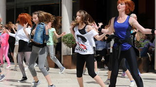 Zadar, 040513
Plesna udruga Gesta je danas nastupom na Kalelargi najavila zadarski plesni festival in memoriam Nives Simatovic Predovan koji ce poceti 18. svibnja.
Na fotografiji: nastup plesne udruge Gesta
Foto: Luka Gerlanc / CROPIX Zadar, 040513
Plesna udruga Gesta je danas nastupom na Kalelargi najavila zadarski plesni festival in memoriam Nives Simatovic Predovan koji ce poceti 18. svibnja.
Na fotografiji: nastup plesne udruge Gesta
Foto: Luka Gerlanc / CROPIX