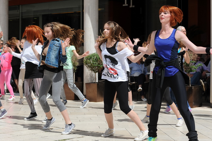 Zadar, 040513
Plesna udruga Gesta je danas nastupom na Kalelargi najavila zadarski plesni festival in memoriam Nives Simatovic Predovan koji ce poceti 18. svibnja.
Na fotografiji: nastup plesne udruge Gesta
Foto: Luka Gerlanc / CROPIX Zadar, 040513
Plesna udruga Gesta je danas nastupom na Kalelargi najavila zadarski plesni festival in memoriam Nives Simatovic Predovan koji ce poceti 18. svibnja.
Na fotografiji: nastup plesne udruge Gesta
Foto: Luka Gerlanc / CROPIX