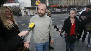 Zagreb, 071110.
Cibonin toranj, Agrokor.
U Zagreb je danas stigao glumac Halit Ergenc poznatiji kao Onur iz sapunice 1001 noc.
Na slici: Halita je ispred Agrokora docekala Iva Todoric.
Foto: Damjan Tadic / CROPIX Zagreb, 071110.
Cibonin toranj, Agrokor.
U Zagreb je danas stigao glumac Halit Ergenc poznatiji kao Onur iz sapunice 1001 noc.
Na slici: Halita je ispred Agrokora docekala Iva Todoric.
Foto: Damjan Tadic / CROPIX