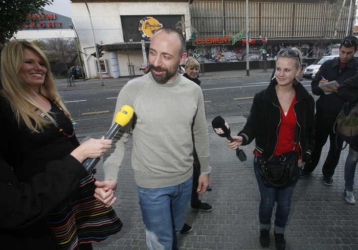Zagreb, 071110.
Cibonin toranj, Agrokor.
U Zagreb je danas stigao glumac Halit Ergenc poznatiji kao Onur iz sapunice 1001 noc.
Na slici: Halita je ispred Agrokora docekala Iva Todoric.
Foto: Damjan Tadic / CROPIX Zagreb, 071110.
Cibonin toranj, Agrokor.
U Zagreb je danas stigao glumac Halit Ergenc poznatiji kao Onur iz sapunice 1001 noc.
Na slici: Halita je ispred Agrokora docekala Iva Todoric.
Foto: Damjan Tadic / CROPIX