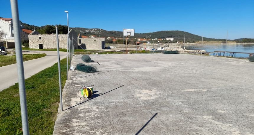 Uređuje se sportsko igralište u Kraju Uređuje se sportsko igralište u Kraju