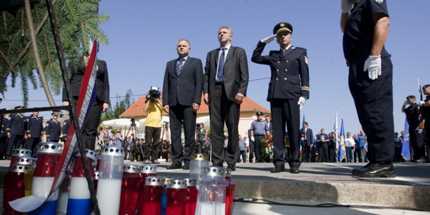 Dalj, 010812.
Ispred Policijske postaje Dalj obiljezena je 21. godisnjica tragicne pogibije 39 hrvatskih branitelja koji su poginuli u srpskom napadu na Dalj.Na fotografiji: Vijenac i svijece polozili su i Ranko Ostojic ministar MUP-a, Zeljko Prsa nacelni Dalj, 010812.
Ispred Policijske postaje Dalj obiljezena je 21. godisnjica tragicne pogibije 39 hrvatskih branitelja koji su poginuli u srpskom napadu na Dalj.Na fotografiji: Vijenac i svijece polozili su i Ranko Ostojic ministar MUP-a, Zeljko Prsa nacelni